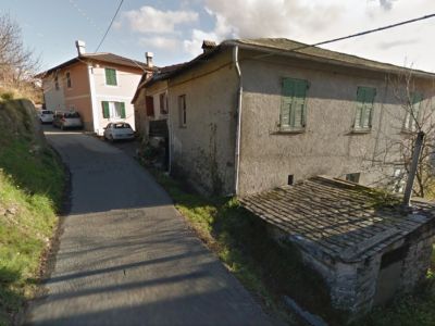 Casa indipendente su 3 lati con giardino