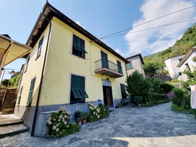 Casa indipendente su 3 lati con cortile