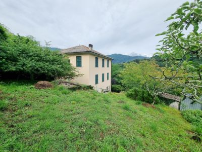 Casa indipendente su 3 lati con giardino e terreno