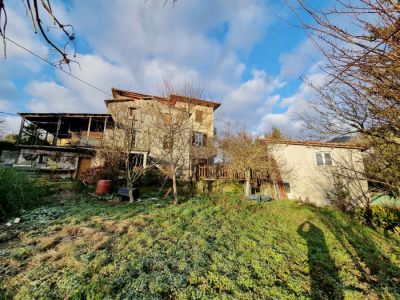 Casa indipendente composta da due abitazioni con garage e terreno di 6400 mq