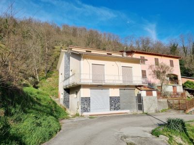 Ferriere (1.5 km) - Villetta indipendente con garage e terreno