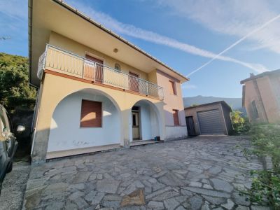 Casa indipendente con giardino e laboratorio, ampio garage, spazioso terreno
