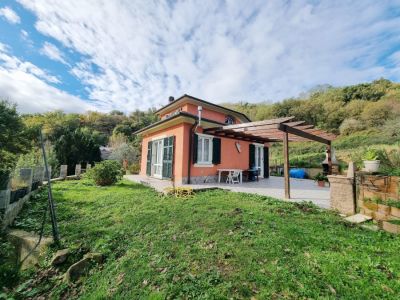 Villa indipendente con spazioso terreno e garage