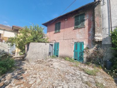 Casa indipendente su 3 lati con cantine e terreno 