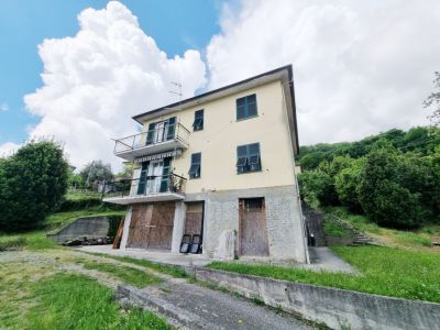 Appartamento da ristrutturare con spazioso giardino e posti auto