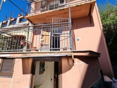 Casa indipendente su due lati con terrazza