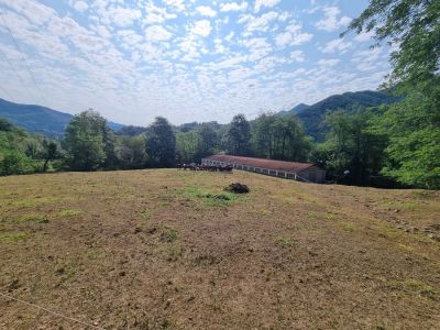 Ferrada 1 km - Stalla con ampio terreno carrabile